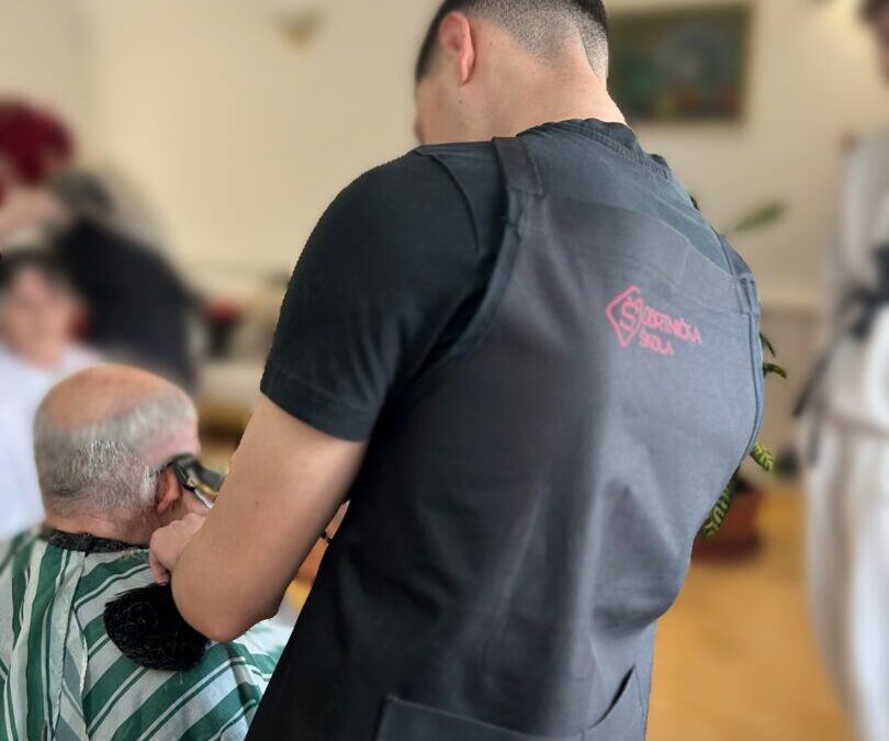 Blagdanska frizura i druženje za korisnike doma za starije